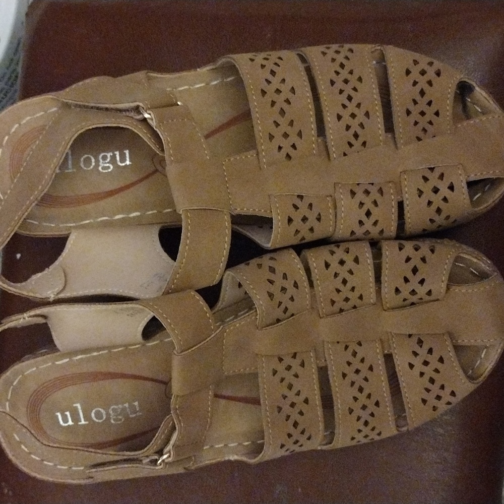 Ulogu tan sandals Sz 37. Brand new